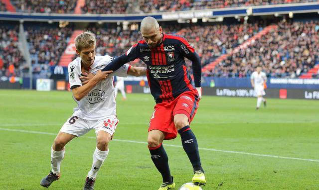 热门球队连败,球员状态起伏不定 热门球队连败,球员状态起伏不定