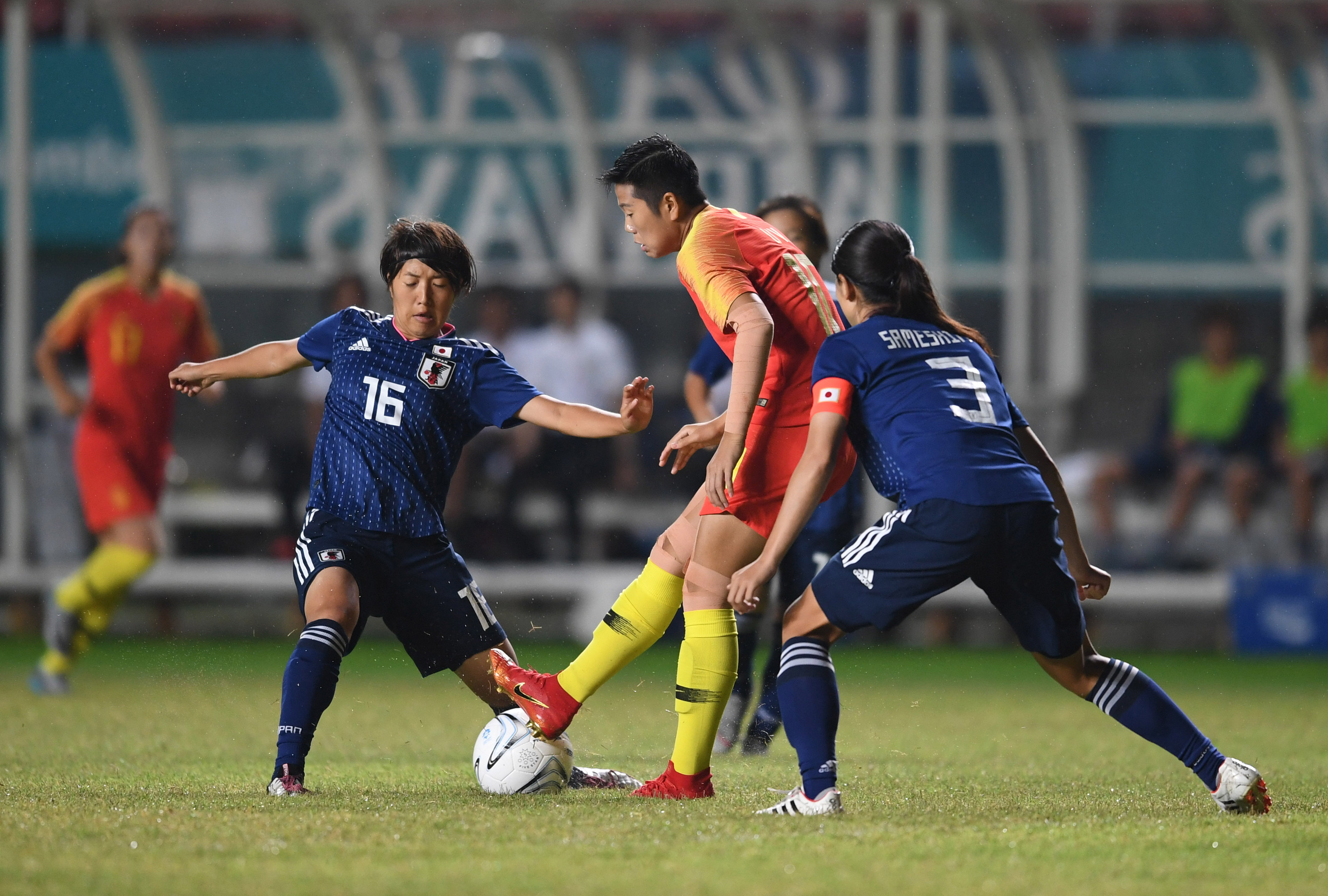 包含日本女足运动员斗志昂扬，备战胜利在望的词条