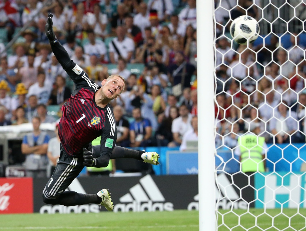 包含德国队遭遇挫折失利，小组形势岌岌可危的词条