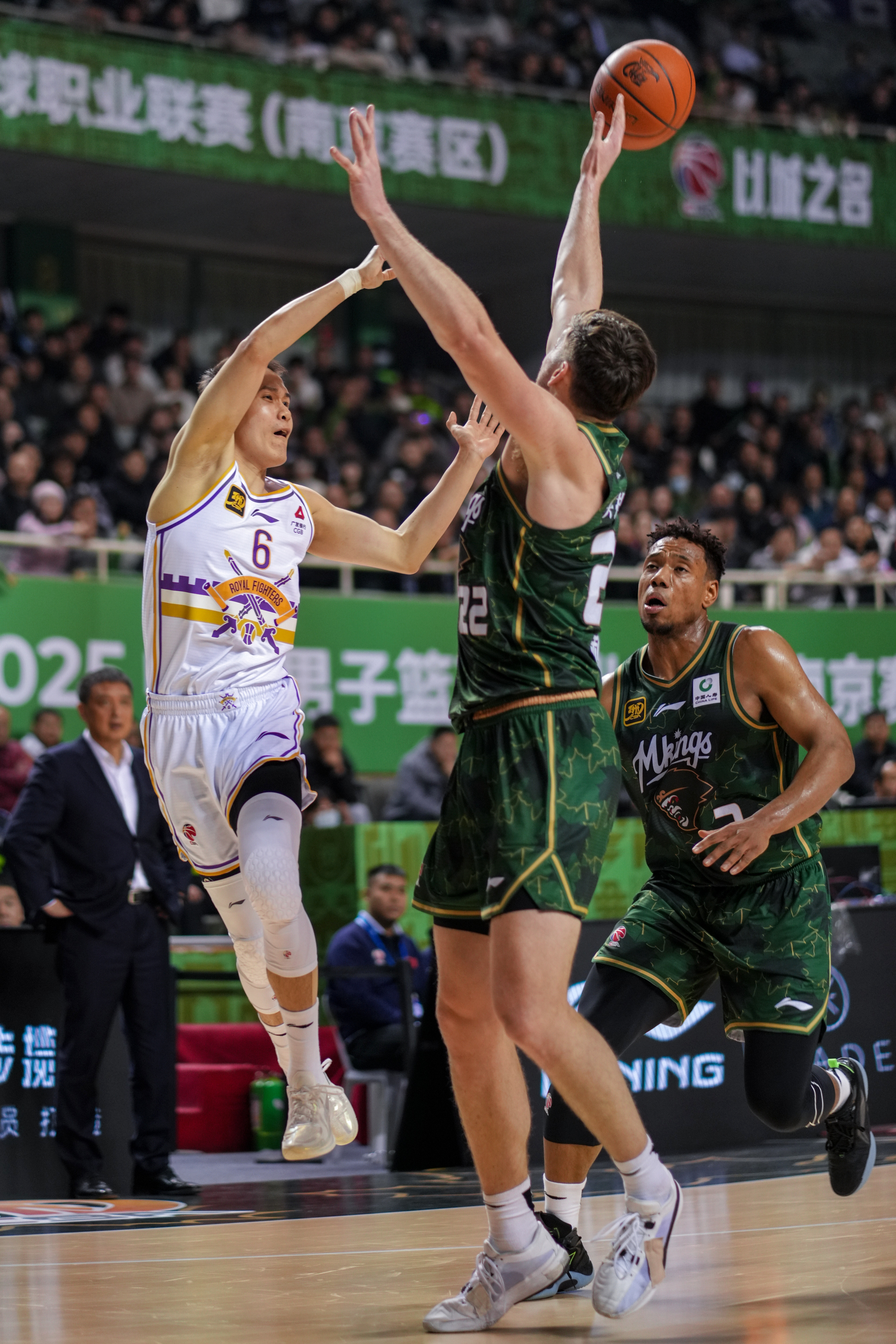 包含CBA球员表现出色，赛场竞技尽显风采的词条