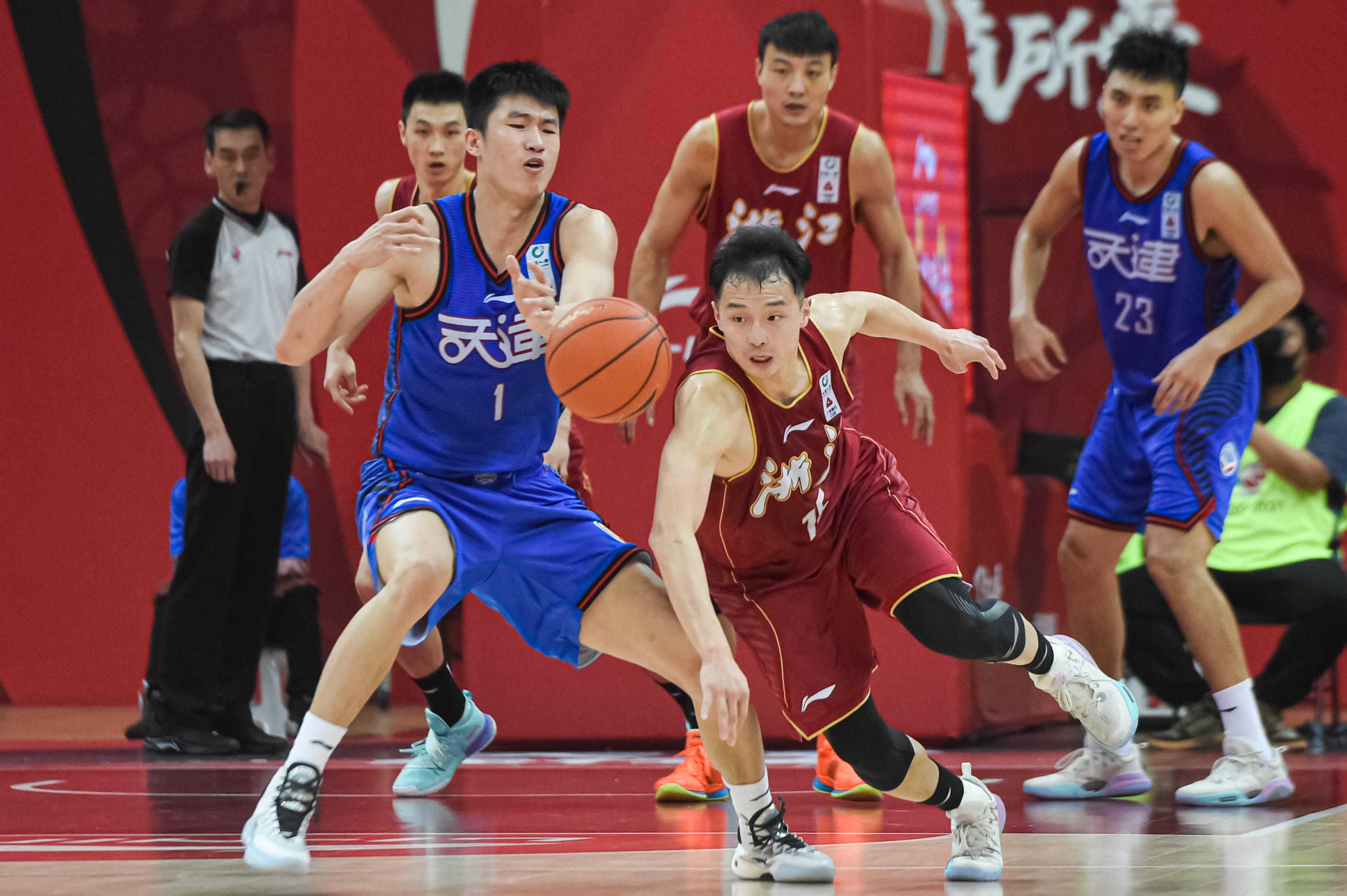 包含CBA球员表现出色，赛场竞技尽显风采的词条