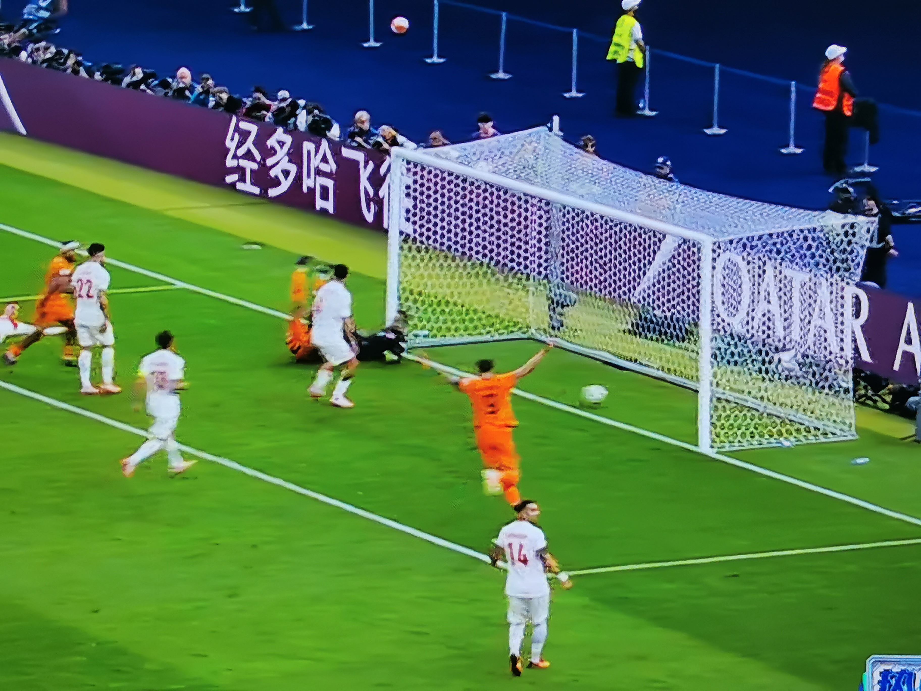 包含荷兰队反弹势头强劲，成功晋级的词条