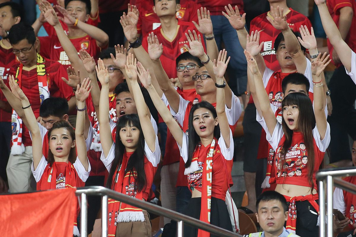 队员在比赛中表现出色，赢得观众喝彩