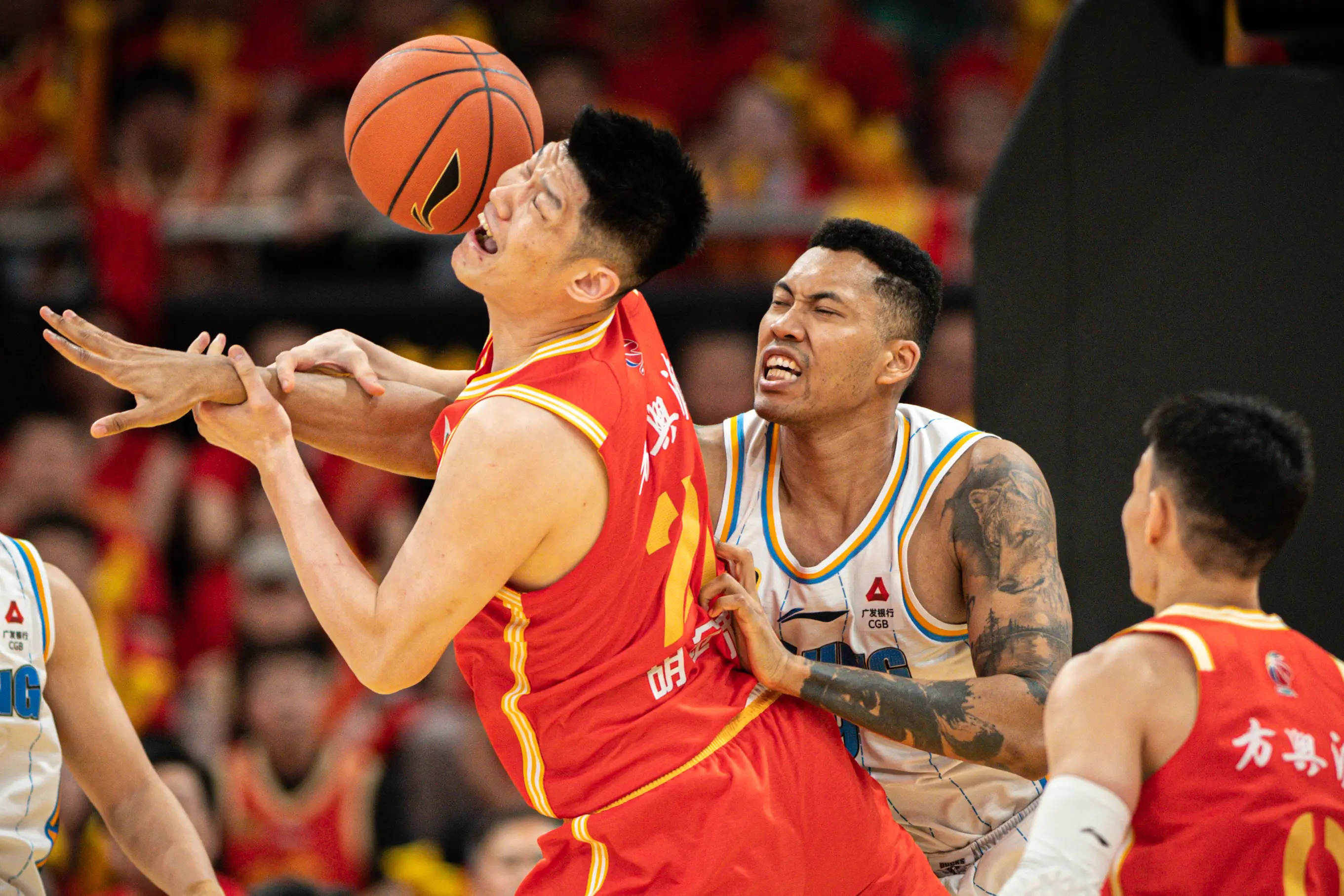 火箭险胜北京队，王哲林统治全场