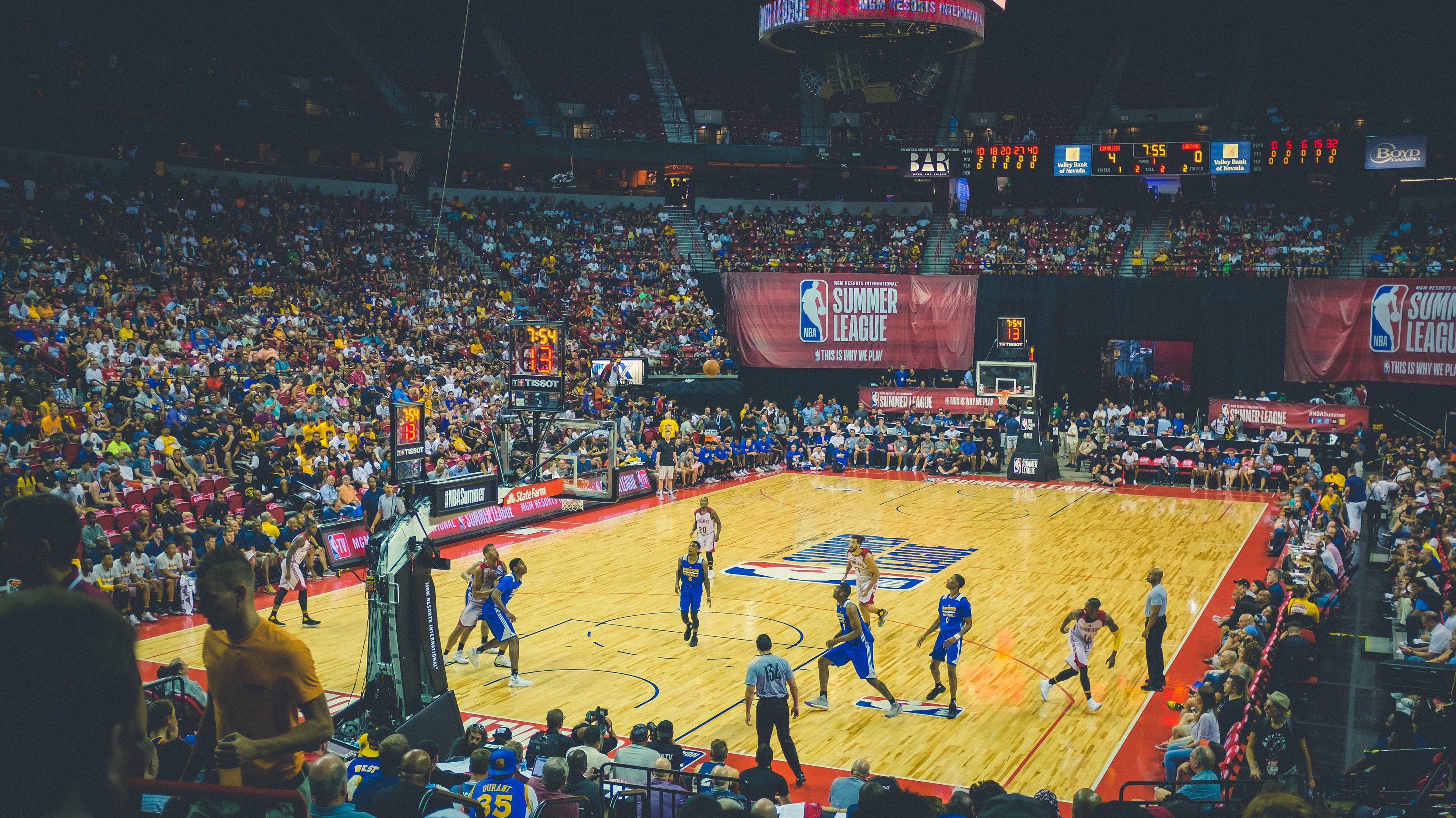 绿茵场上的骑士战术,西甲国家德比中的篮球智慧