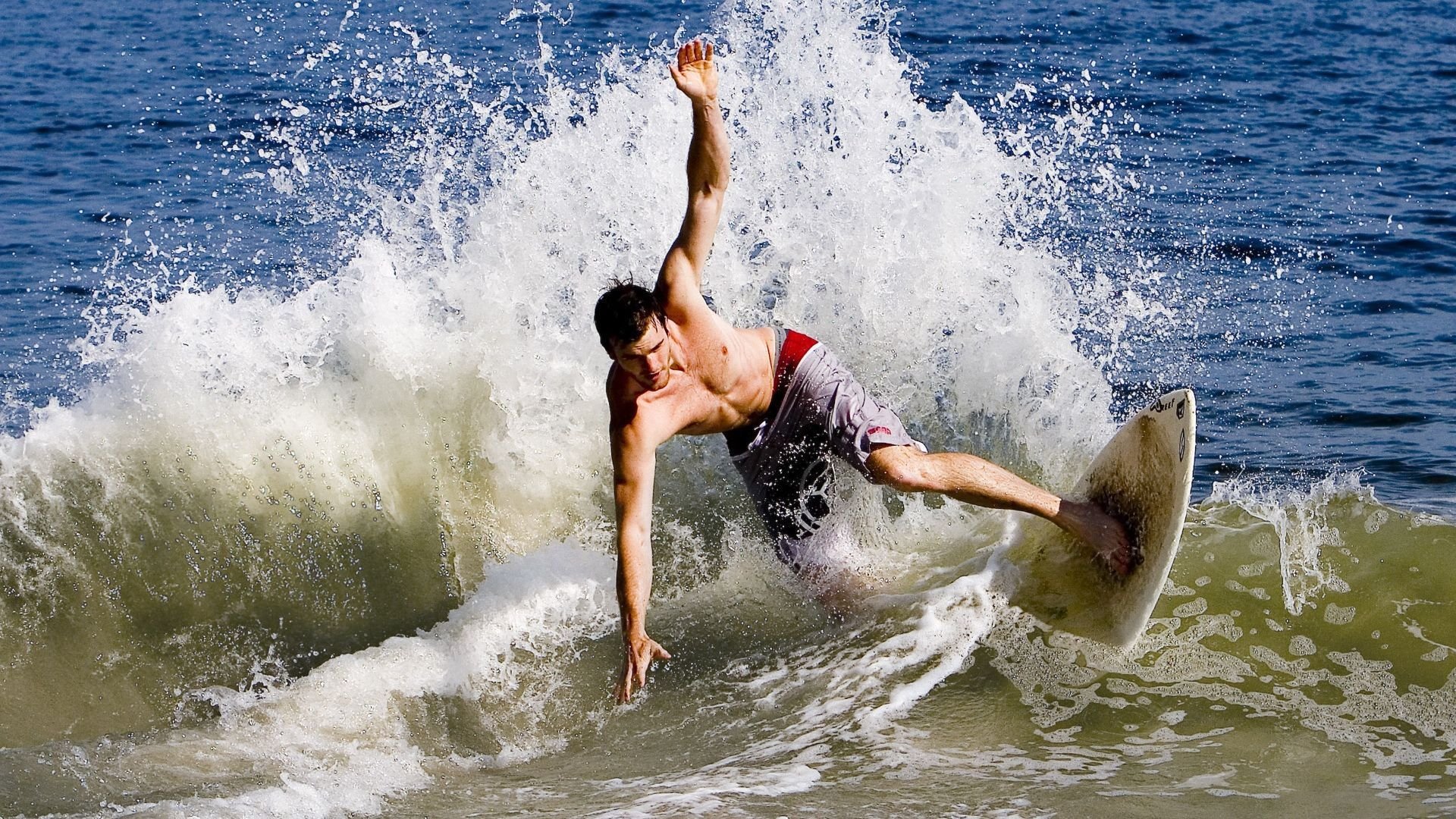 银箭折翼红牛环，塞恩斯惊世一杆，迈凯伦全面碾压梅赛德斯的黄昏警钟